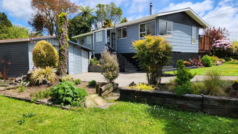 22 Beaconsfield Road, Midhirst, Stratford - Carousel 1