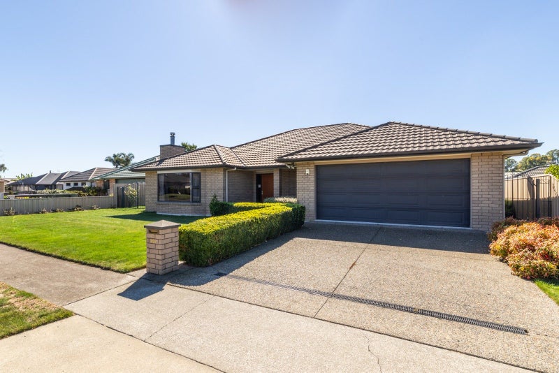 207 Frimley Oaks, Frimley, Hastings - Carousel 18