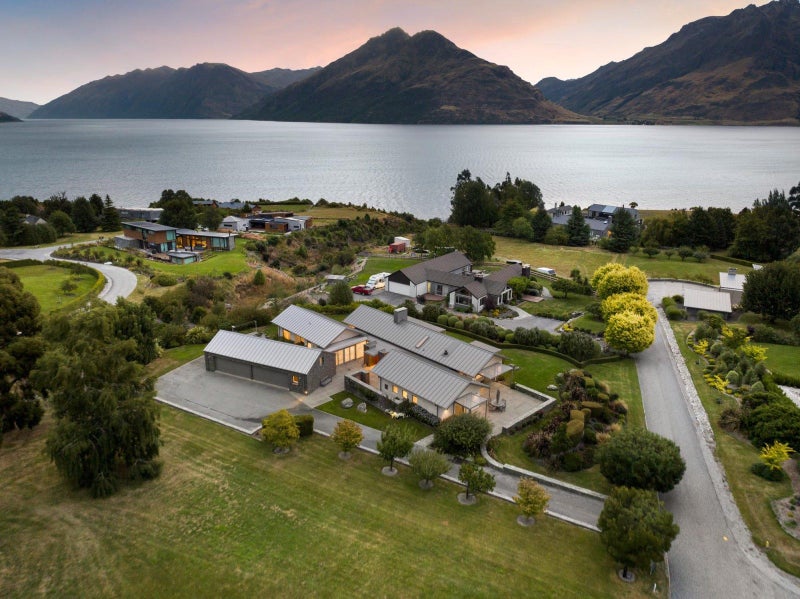3 Bayonet Peak Place, Drift Bay, Queenstown - Carousel 1