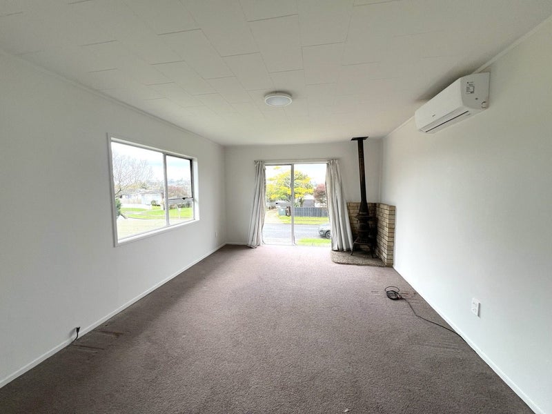 16 Medina Place, Half Moon Bay, Auckland - Carousel 2