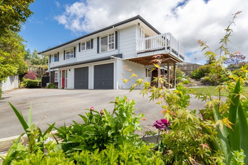 11 Tapestry Grove, Silverstream, Upper Hutt - Carousel 1