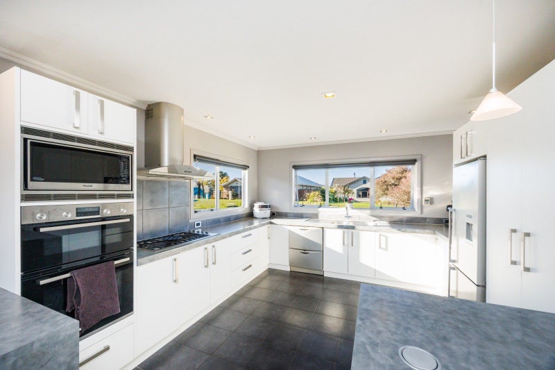 12 Liberty Grove, Kelvin Grove, Palmerston North - Carousel 2