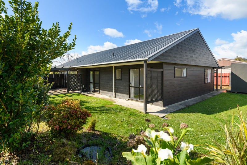 20 Colonial Place, Kelvin Grove, Palmerston North - Carousel 1