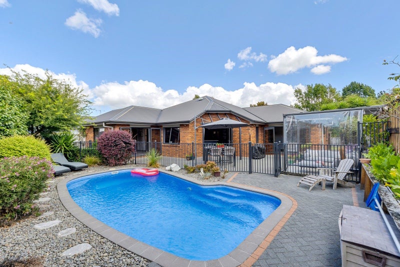 27 Somerton Drive, Huntington, Hamilton - Carousel 1