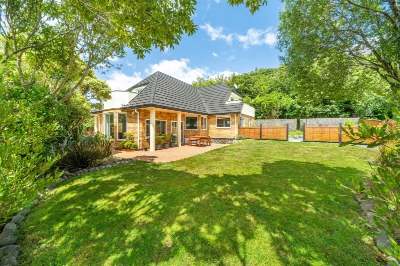 7 Carlow Grove, Birchville, Upper Hutt - Carousel 1