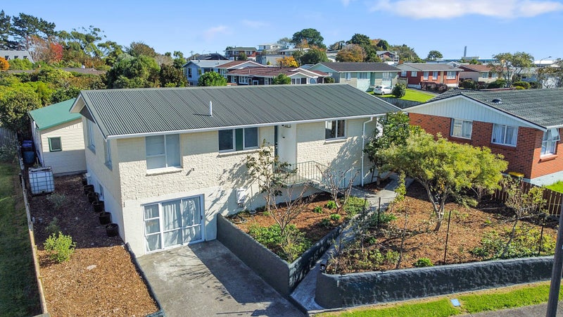4 Kelvin Place, Westown, New Plymouth - Carousel 2