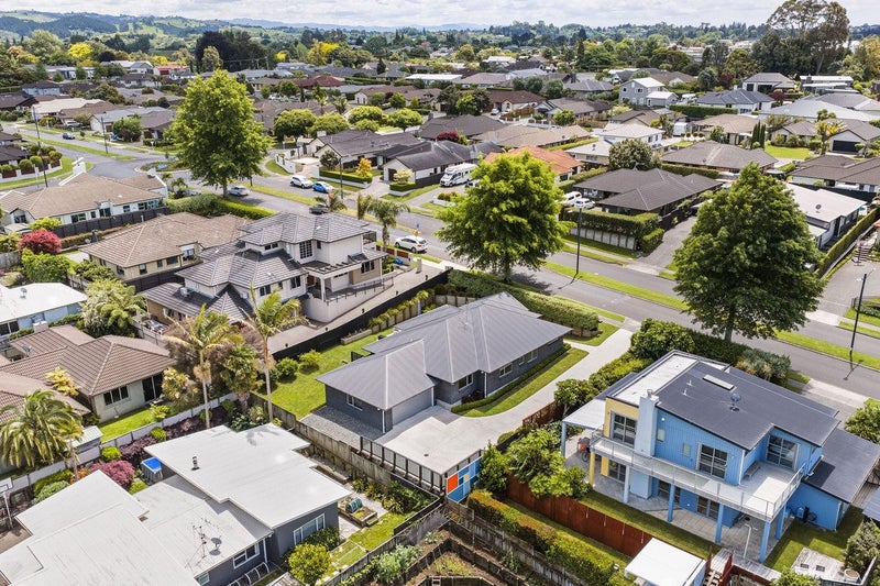 44 Inverness Drive, Pyes Pa, Tauranga - Carousel 1