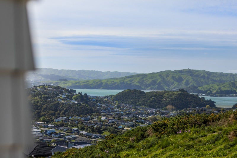 6 Stunsail Lane, Whitby, Porirua - Carousel 2