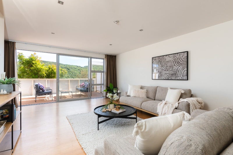 10 Saddleback Grove, Karori, Wellington - Carousel 1