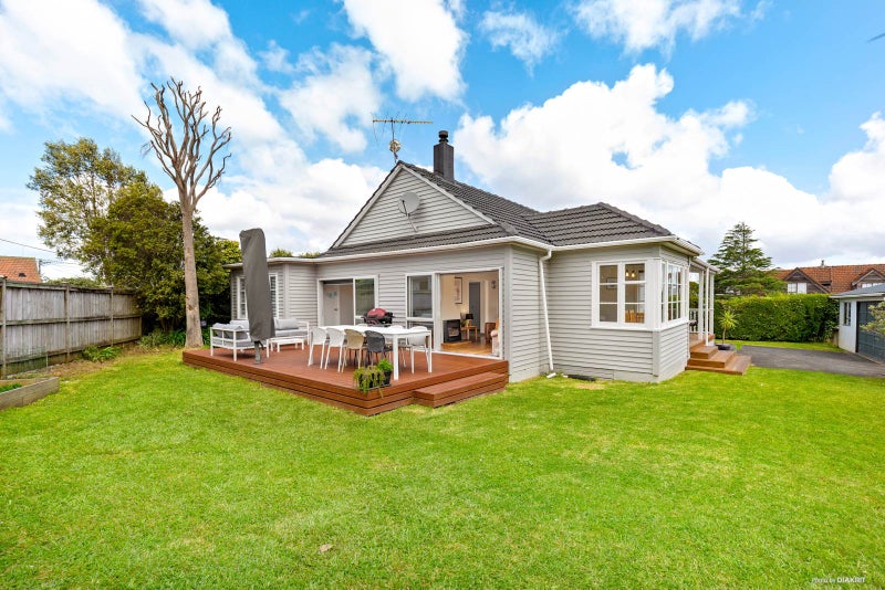 17 Fairfax Avenue, Northcote, Auckland - Carousel 1