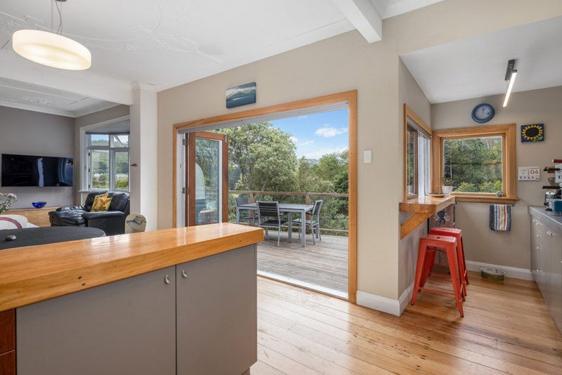 5 Jackson Street, Island Bay, Wellington - Carousel 1