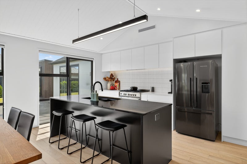 85 Oaks Drive, Lincoln, Lincoln - Carousel 2