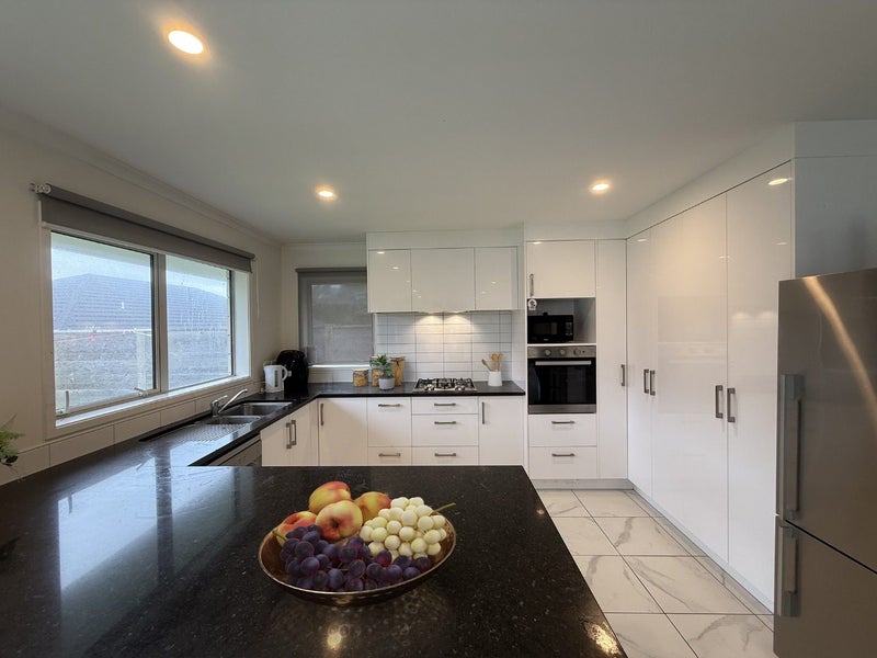 7 Shearwater Lane, Whitby, Porirua - Carousel 2