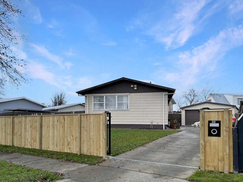 33 Suzanne Grove, Kelvin Grove, Palmerston North - Carousel 1