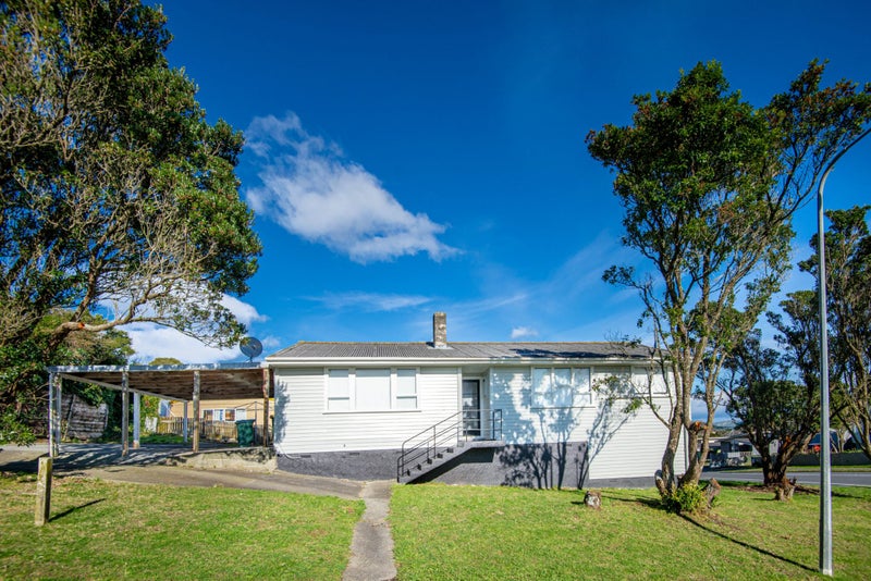 2 Penguin Grove, Waitangirua, Porirua - Carousel 1