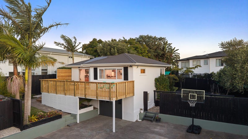 2/16 Kenmure Avenue, Forrest Hill, Auckland - Carousel 1