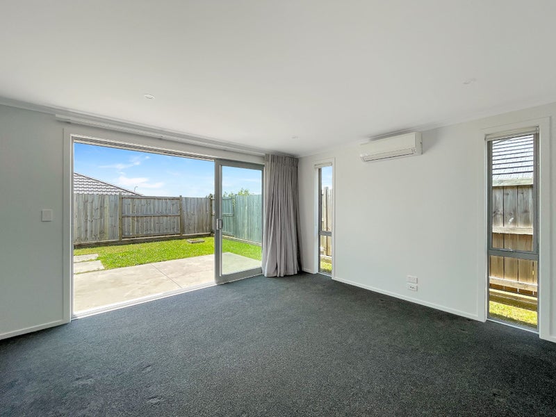 2/4 Bostonkip Crescent, Fitzroy, Hamilton - Carousel 2