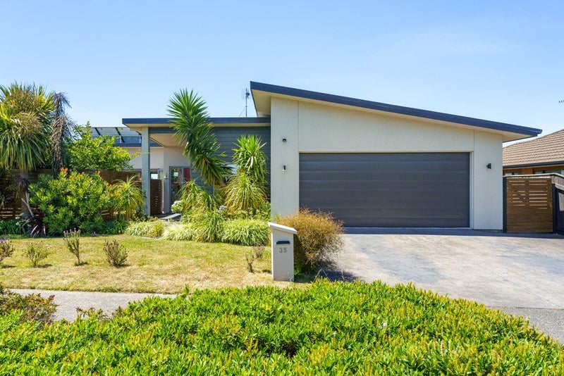 35 Simpson Crescent, Raumati Beach, Paraparaumu - Carousel 1