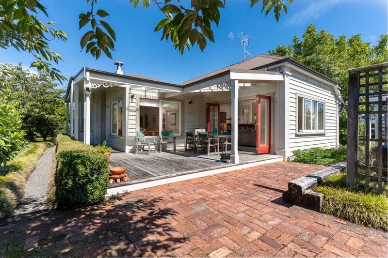 218 High Street South, Carterton - Carousel 1