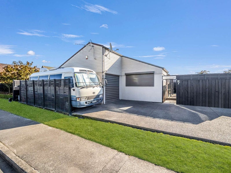 7 Glenharrow Avenue, Avonhead, Christchurch - Carousel 1