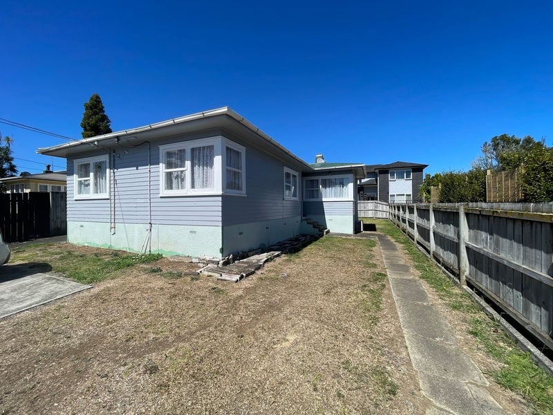 8 Albert Road, Kelston, Auckland - Carousel 1