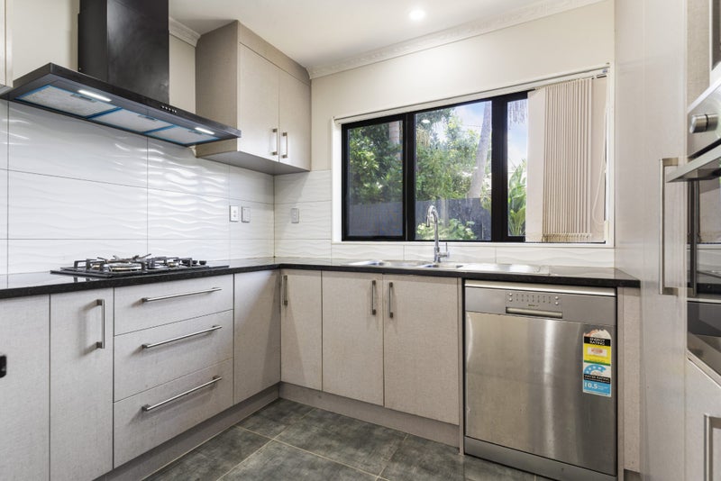 5D Clendon Place, Manurewa, Manukau City, Auckland - Carousel 2