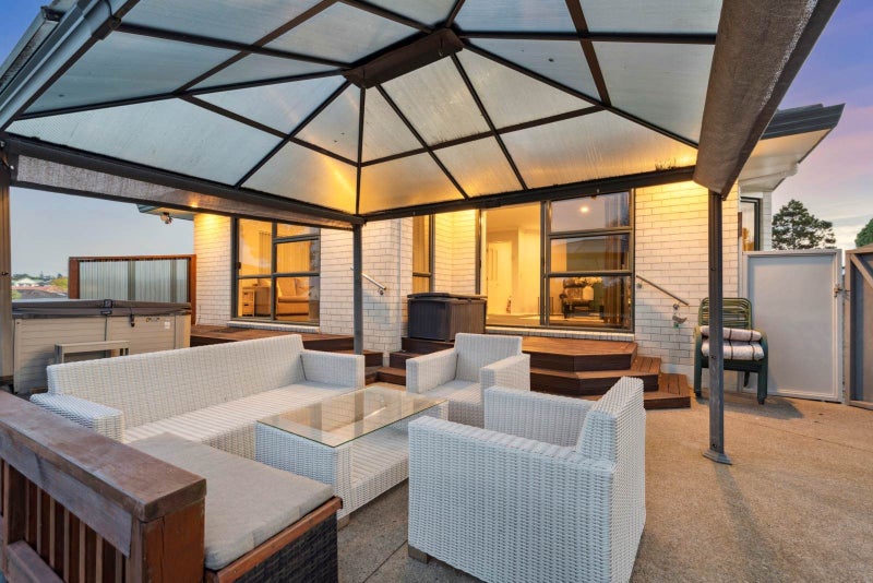 16 Vesca Place, Golflands, Auckland - Carousel 1