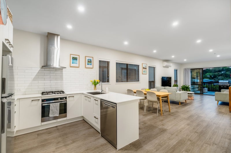 17 Pukanui Avenue, Totara Park, Auckland - Carousel 2