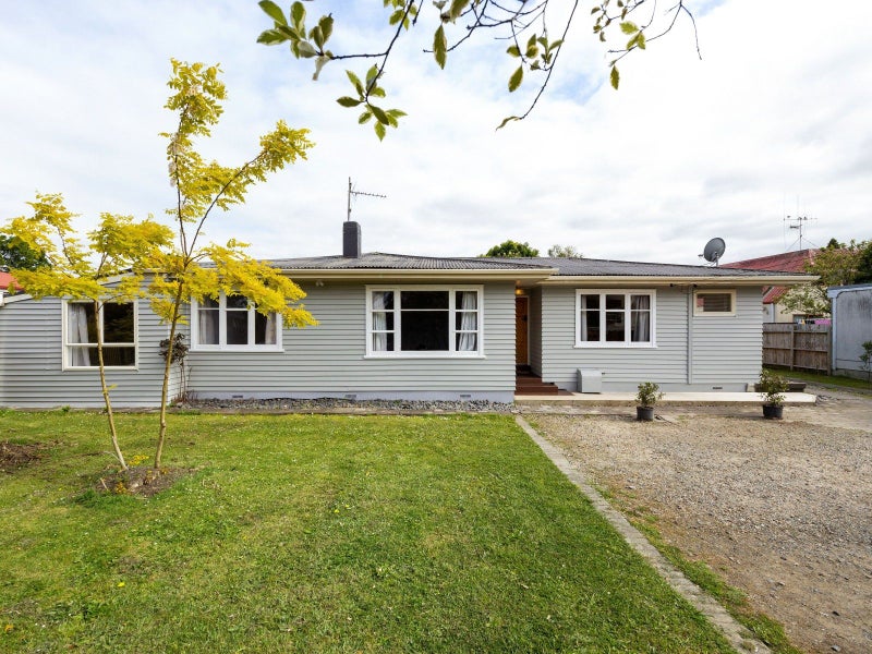 4 Somme Crescent, Hillcrest, Hamilton - Carousel 1