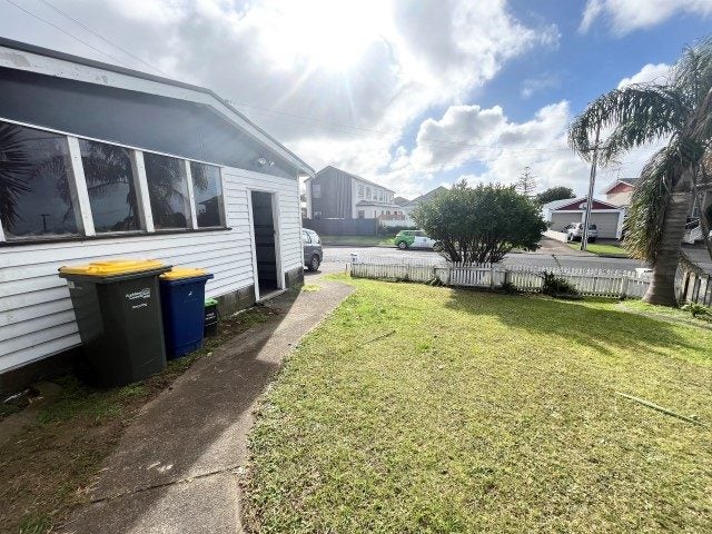 5 Kokiri Street, Te Atatu South, Auckland - Carousel 2