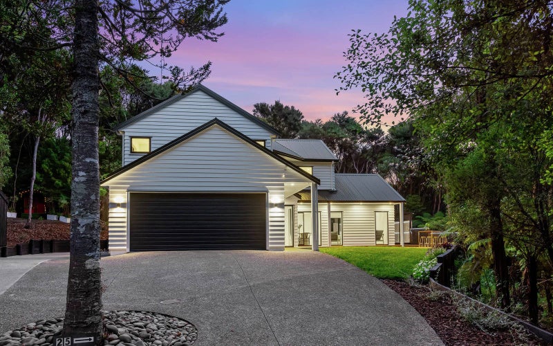 25 Longfellow Parade, Glen Eden, Auckland - Carousel 1