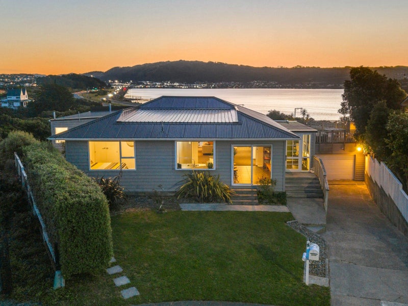 9 Ayr Place, Papakowhai, Porirua - Carousel 1