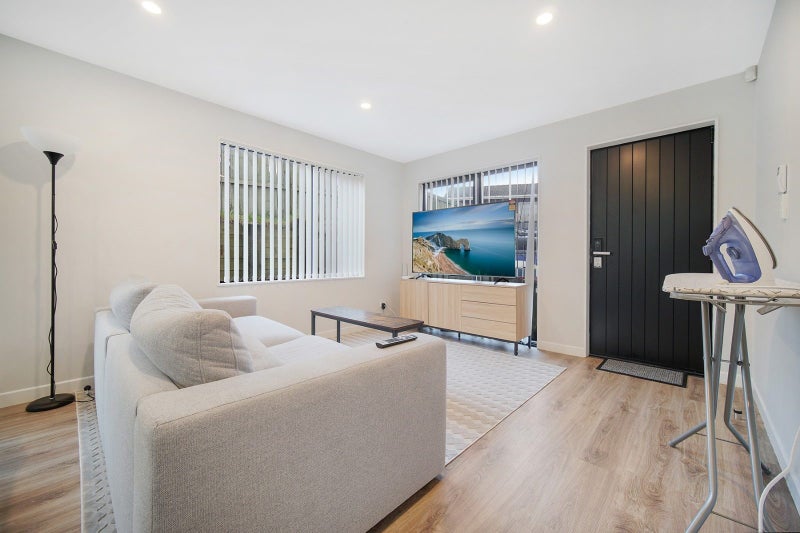 5D Guildford Place, Glen Innes, Auckland - Carousel 2