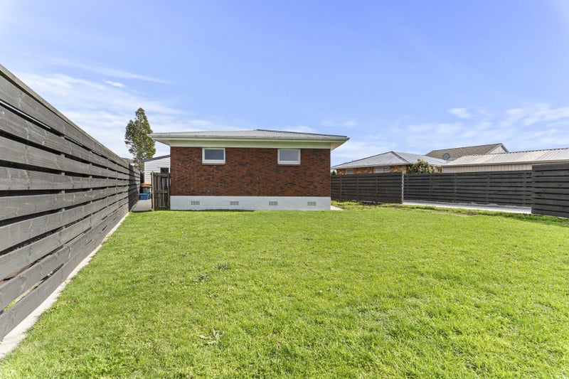 18 Riversdale Drive, Merrilands, New Plymouth - Carousel 13