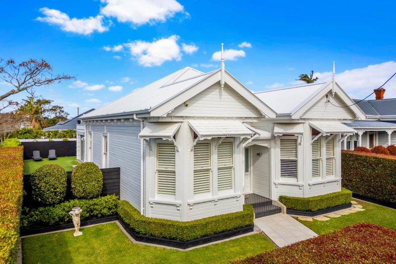 2 Manatu Street, Mount Eden, Auckland - Carousel 1