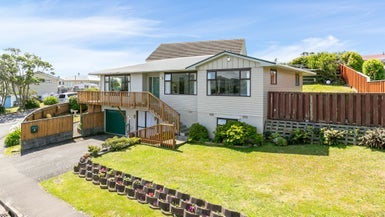 4 Pelorous Street, Paparangi, Wellington - Carousel 1