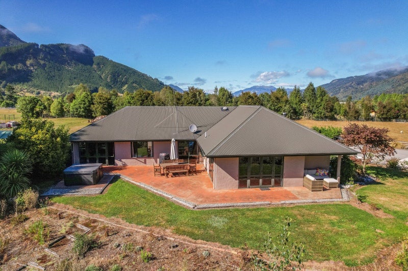22 Grey Street, Murchison - Carousel 2