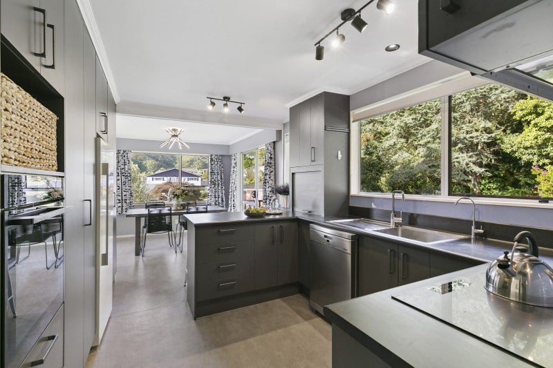 37 Woodman Drive, Tawa, Wellington - Carousel 2