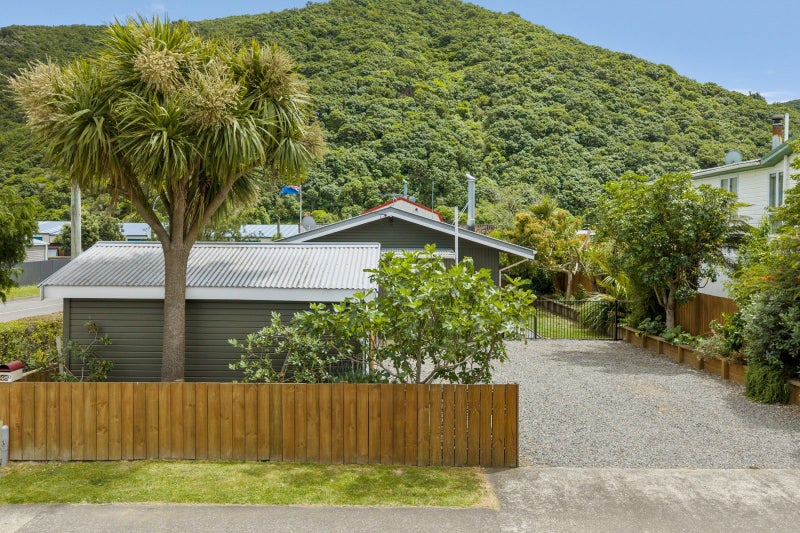 46 Beach Road, Waikawa, Picton - Carousel 2