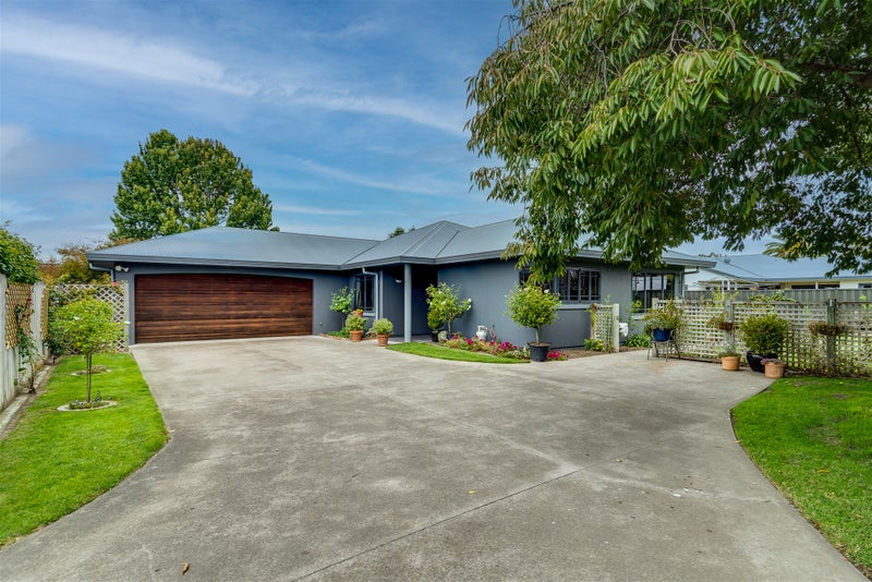 9 Amanda Place, Mayfair, Hastings - Carousel 1