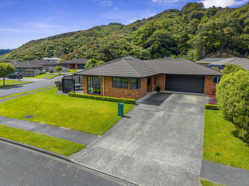 15 Aragon Grove, Kingsley Heights, Upper Hutt - Carousel 1