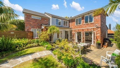 8 Queensway, Three Kings, Auckland - Carousel 1