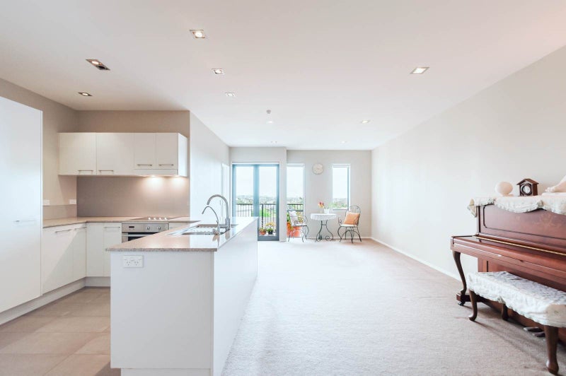 B 305/525 East Coast Road, Browns Bay, Auckland - Carousel 1