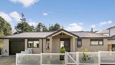 12 Hava Place, Green Bay, Auckland - Carousel 1