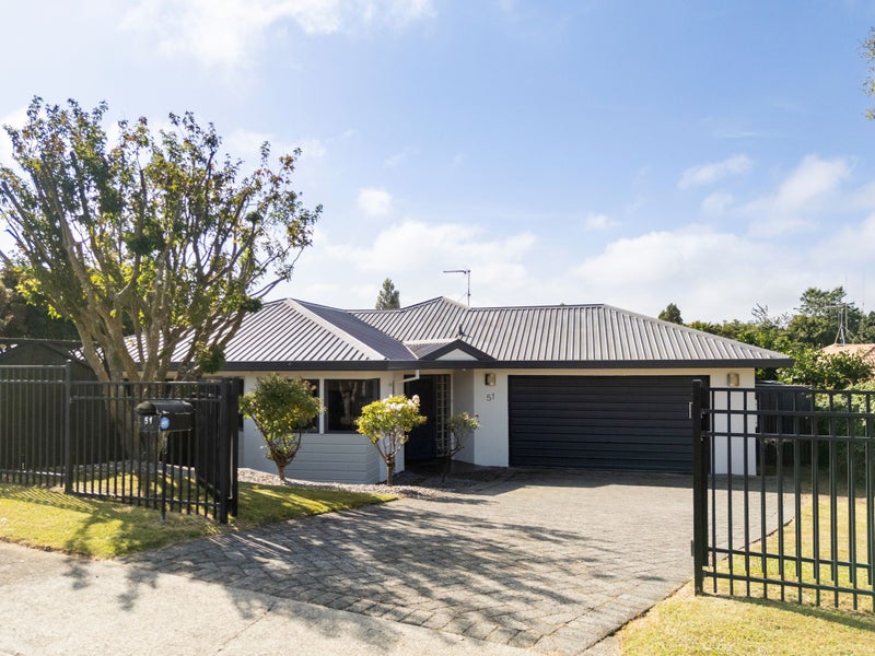 51 Sunnyhills Avenue, Glenview, Hamilton - Carousel 1