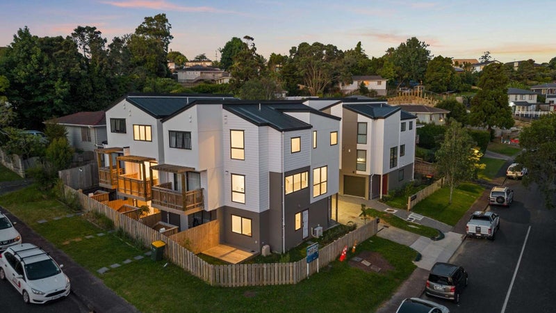 1/2 Glenbervie Crescent, Massey, Auckland - Carousel 1