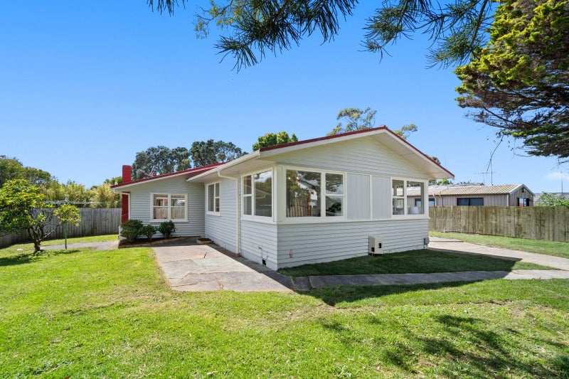 5 Totaravale Drive, Totara Vale, Auckland - Carousel 1