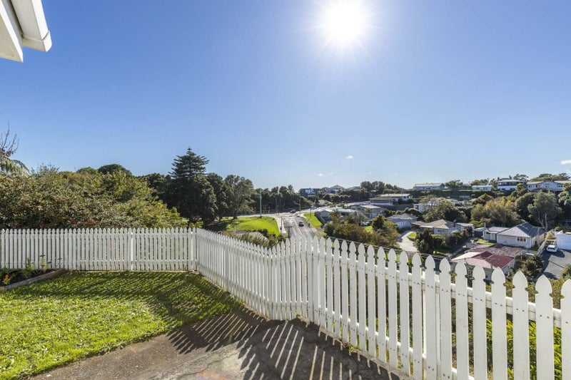 8 Lynmouth Heights, Lynmouth, New Plymouth - Carousel 2