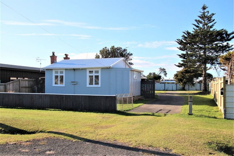 17 Shortt Street, Foxton Beach, Foxton - Carousel 1