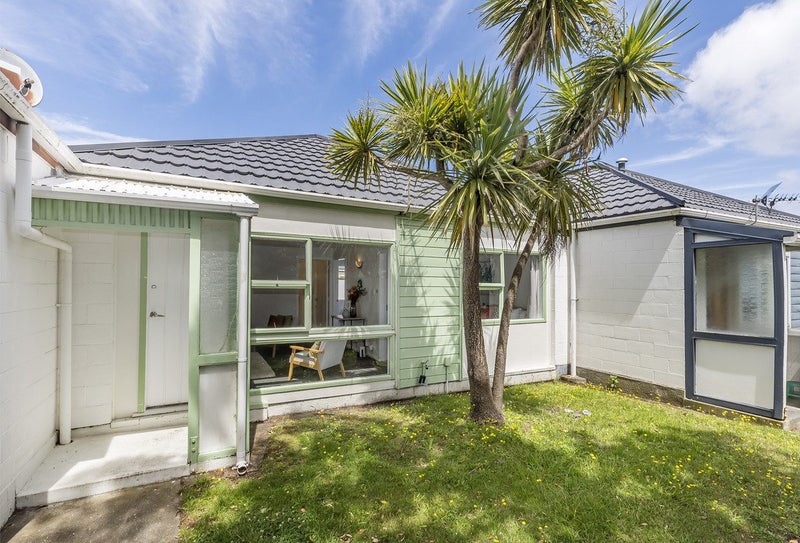 2/102 Endeavour Street, Lyall Bay, Wellington - Carousel 1